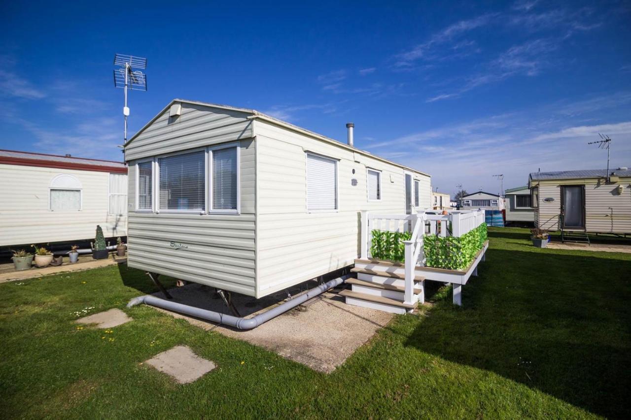 מלון קלקטון און סי 6 Berth Caravan With Decking At Martello Beach Holiday Park In Essex Ref 29016Y מראה חיצוני תמונה